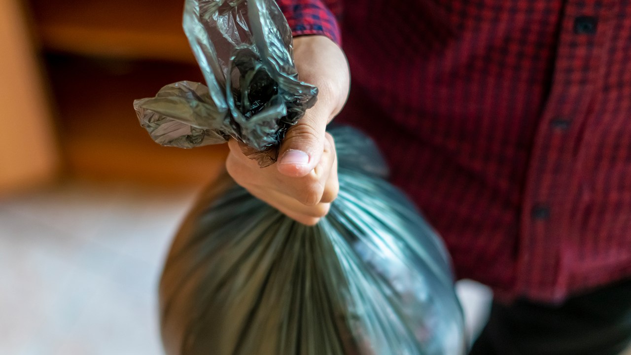 Comment éliminer les mauvaises odeurs de sa poubelle ? (Vidéo)