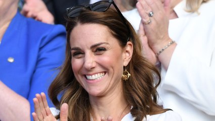 Kate Middleton ose la robe rose pour assister à un match de polo ! (Vidéo)