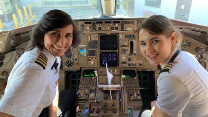 La photo d'une mère et sa fille aux commandes d'un Boeing casse les stéréotypes