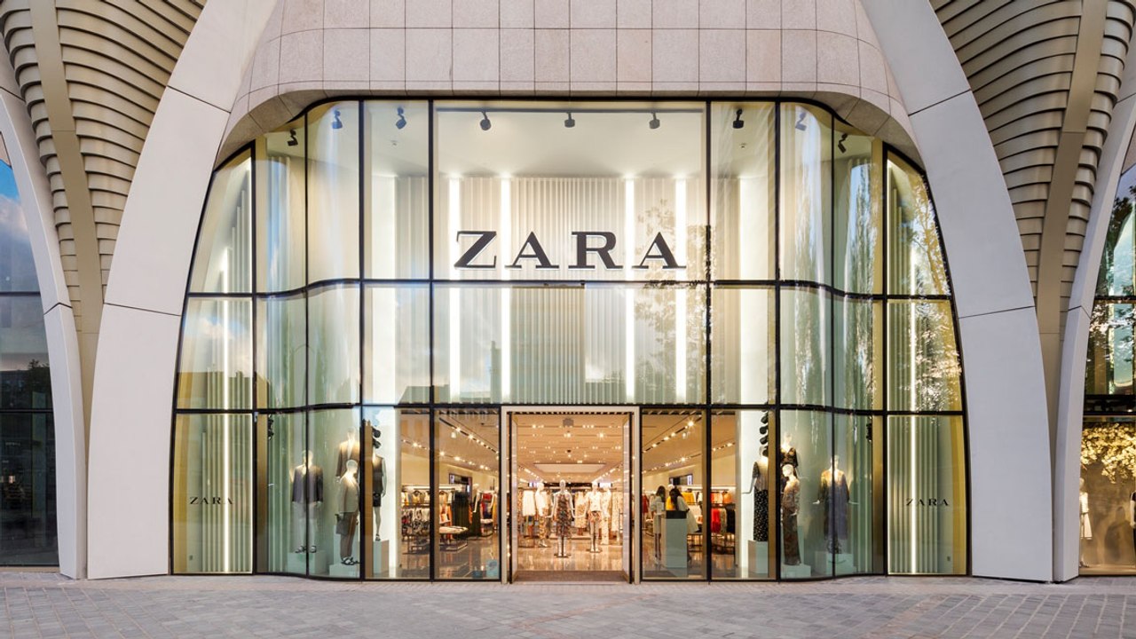 Zara : cette combinaison estivale qui stylise la silhouette, à un prix abordable !