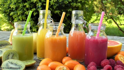 Pour être en bonne santé, elle s'injecte des fruits dans les veines ! (VIDÉO)