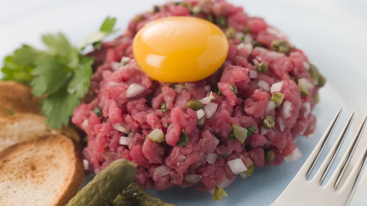 Découvrez ce que cet homme avait dans le corps après avoir mangé de la viande crue