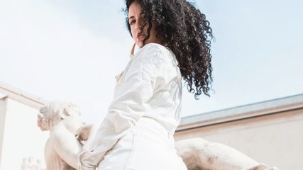 Une youtubeuse pose l'entrejambe taché de sang pour briser les tabous autour des règles