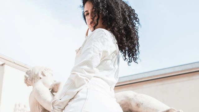 Une youtubeuse pose l'entrejambe taché de sang pour briser les tabous autour des règles