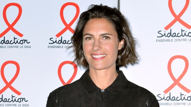 Alessandra Sublet ose le maillot de bain échancré et ça lui va à ravir !