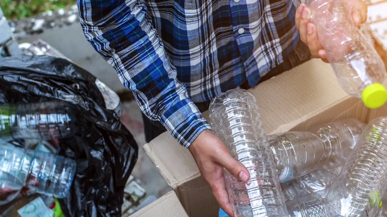 Pour certains hommes, recycler serait considéré comme trop "féminin" et trop "gay"