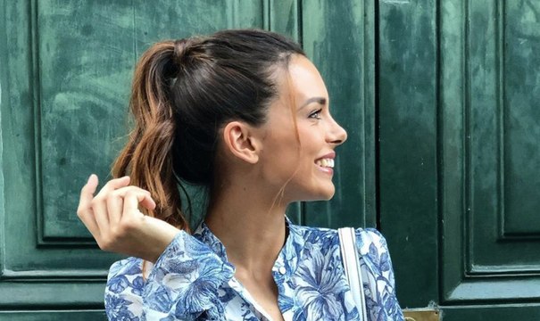 Marine Lorphelin : son déshabillé qui dévoile ses jolies courbes au soleil couchant