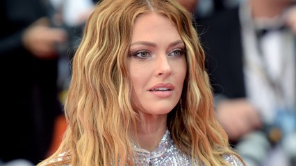 Caroline Receveur sublime dans une robe très transparente ! (Vidéo)