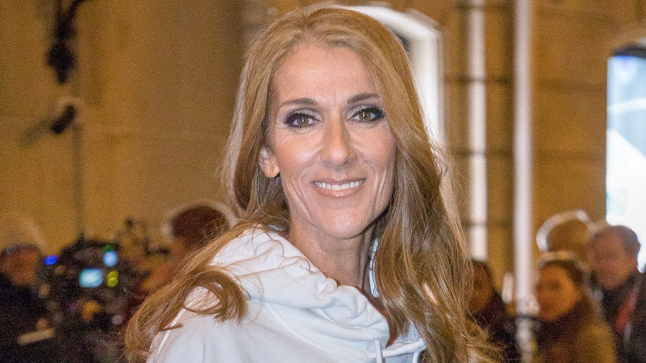 Céline Dion ose le carré court et la robe à plumes