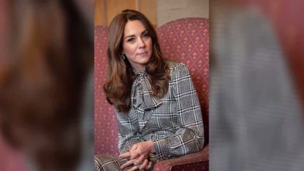 Kate Middleton radieuse dans une robe rouge à strass ! (Vidéo)