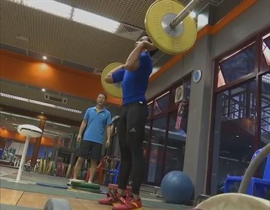 Angkat berat sasar dua emas