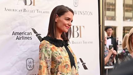 Katie Holmes surprend les internautes avec ses cheveux blancs
