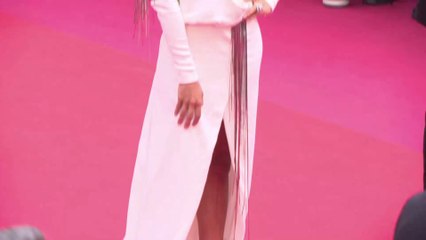 Iris Mittenaere ose le bikini très échancré et elle est sublime !