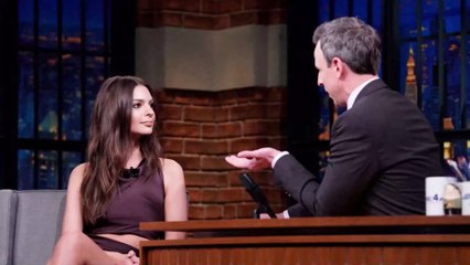 Emily Ratajkowski dans une robe très courte dévoile ses abdos de rêve