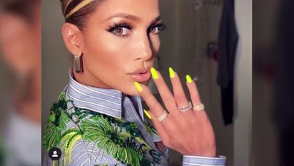 Jennifer Lopez s'affiche très sexy dans une robe courte et transparente