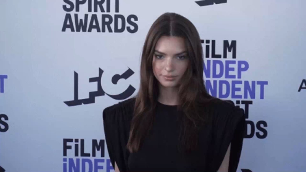 Emily Ratajkowski dévoile un cliché sexy et séduit Instagram