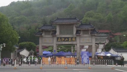 Un journaliste dérape lors d'un hommage en Chine et la Toile s'enflamme (VIDEO)