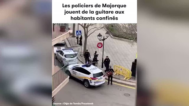 Le drôle de spectacle de ces policiers, en pleine rue, aux habitants restés chez eux !