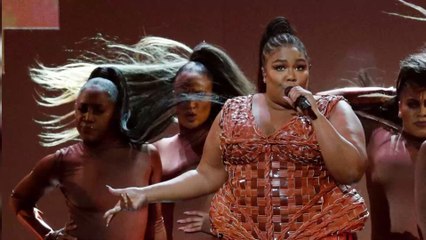 Lizzo : la chanteuse dévoile son corps dénudé et prône le body positive