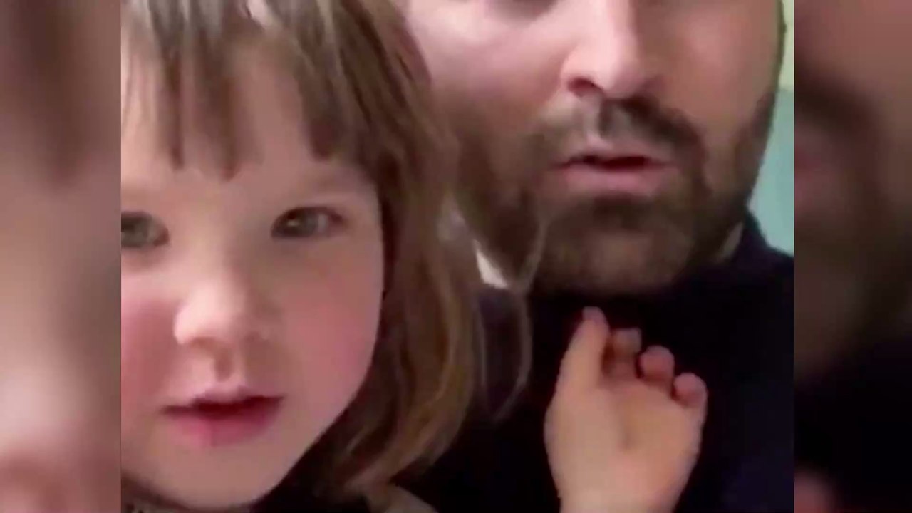 Cette petite fille de 3 ans écrit une chanson qui devient virale, les stars la copie déjà