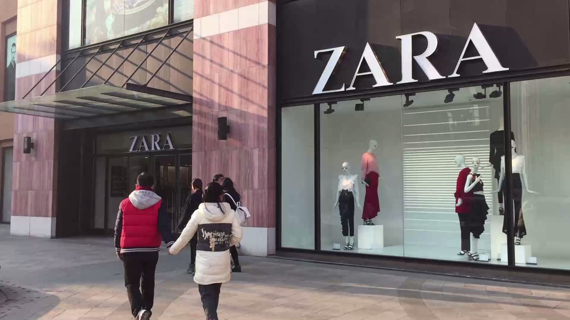 Cette robe Zara à moins de 20€ qui convient à toutes les morphologies va  faire un carton ! - Vidéo Dailymotion
