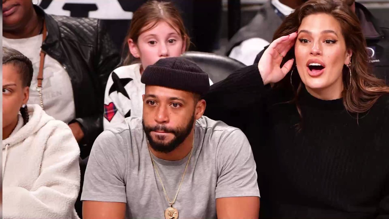 Ashley Graham seins nus, tire son lait lors d'une virée en taxi ! (Vidéo)