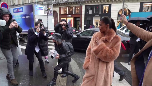 Tina Kunakey : l'épouse de Viencent Cassel sublime en robe fleurie