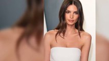 Emily Ratajkowski dévoile sa poitrine dans une tenue de plage canon !