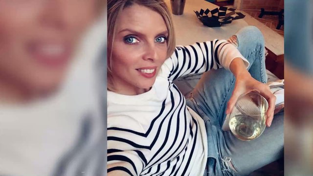 Sylvie Tellier en bikini dans sa piscine dévoile son bronzage sans maquillage