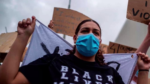 Iris Mittenaere répond cash à un internaute qui la critique violemment