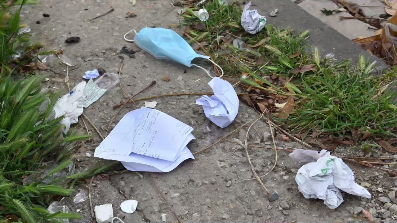 Danger : les images honteuses de masques jetés dans les rues, les éboueurs alertent