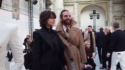 Monica Bellucci sublime dans un ensemble bleu au décolleté vertigineux