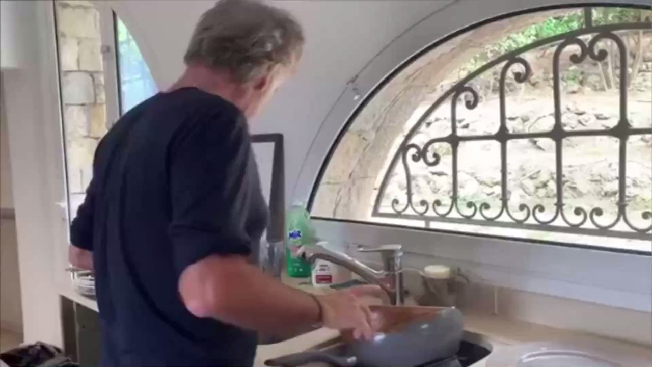 Confinement : Franck Dubosc parodie Koh-Lanta et c'est à mourir de rire ! (VIDEO)