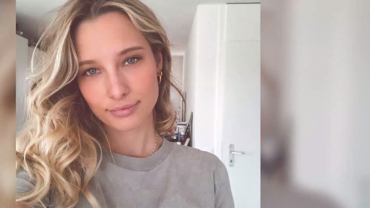 Ilona Smet en maillot de bain échancré, elle reproduit une scène d'Alerte à Malibu (VIDÉO)