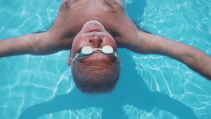 Sueur, peaux mortes, cheveux : voici la liste des choses que l'on retrouve dans nos piscines