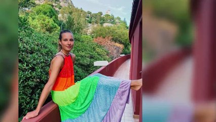 Ilona Smet radieuse dans un bikini coloré
