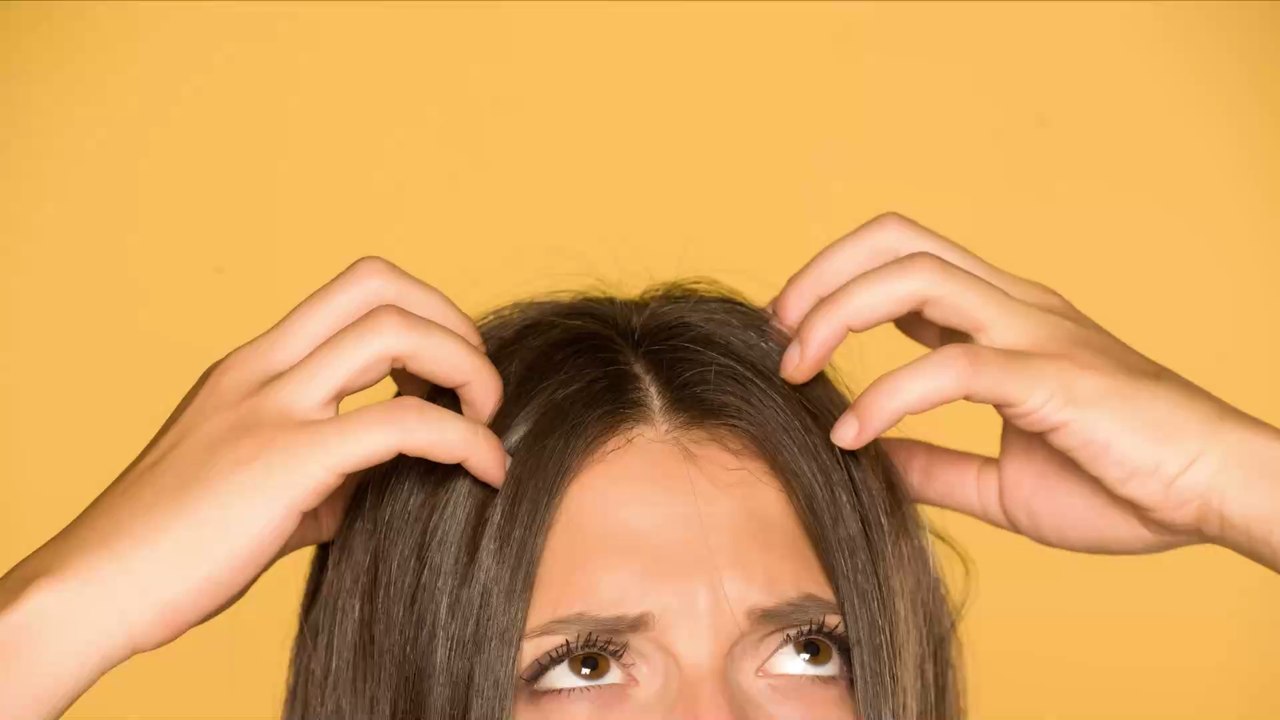 Démangeaisons du cuir chevelu : comment les soigner ?