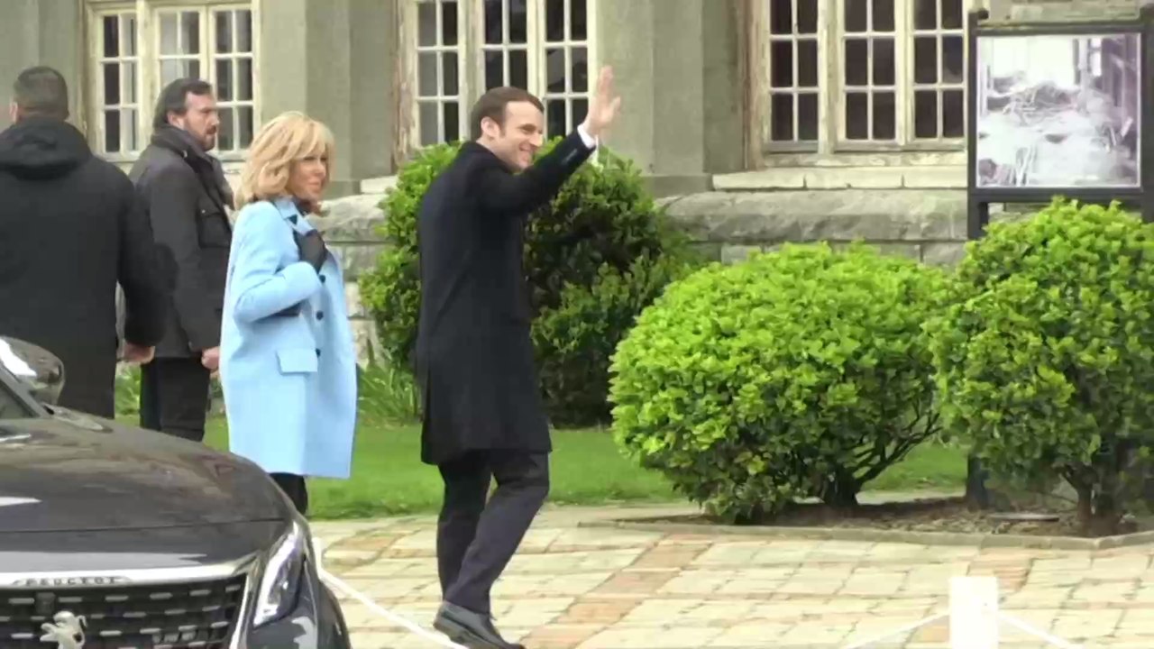 Brigitte et Emmanuel Macron enlacés : ce rare m...