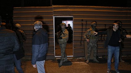 Descargar video: Sokakta elinde silahla yürüyen kişi, polislere ateş açtı