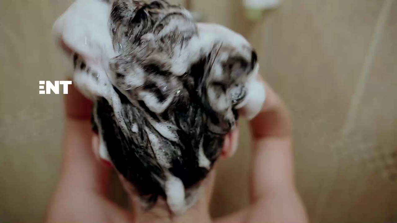 Shampoing : ces 3 erreurs à ne plus faire avant de se laver les cheveux