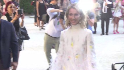 Céline Dion : body moulant et chapeau XXL, elle surprend ses fans avec un look farfelu