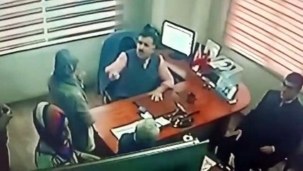 Vakıf müdürü yardım isteyen kadını yaka paça dışarı attı