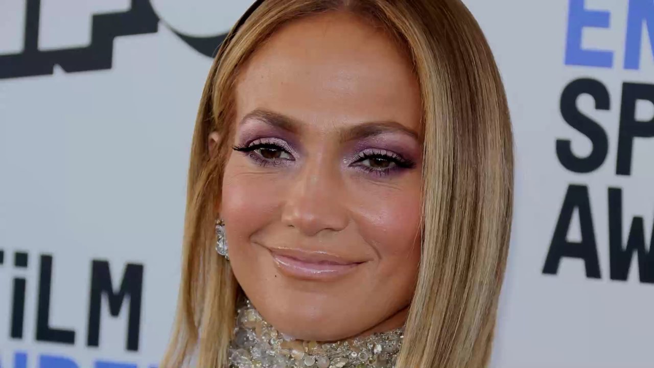 Jennifer Lopez dévoile sa silhouette de rêve en bikini coloré sur la plage