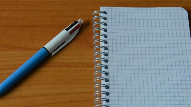 Voilà à quoi sert la petite boule au-dessus du stylo 4 couleurs