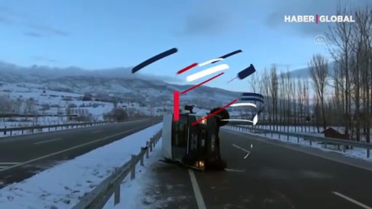 Tokat'ta servis aracı devrildi: Bir asker şehit, 3 asker yaralı