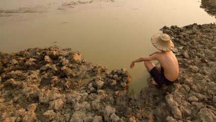 Un enfant de 5 ans frappé à mort et jeté dans une rivière par sa mère