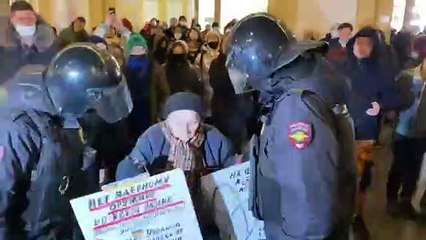 Ativista russa detida em manifestação em São Petersburgo