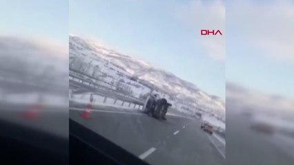 TOKAT'TA ASKER TAŞIYAN SERVİS MİNİBÜSÜ DEVRİLDİ: 1 ŞEHİT, 3 YARALI