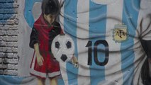 Arjantinli yaşayan efsane Messi'nin resimleri doğduğu şehrin duvarlarını süslüyor