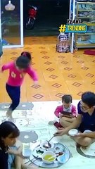 Bố mẹ đang dùng cơm, con gái nhí nhảnh chạy vào và cái kết bật ngửa